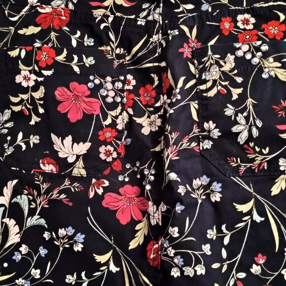 Croft & Barrow Effortless Stretch Skort Sz 10, Hi Rise, Black Floral, New - Picture 3 of 4